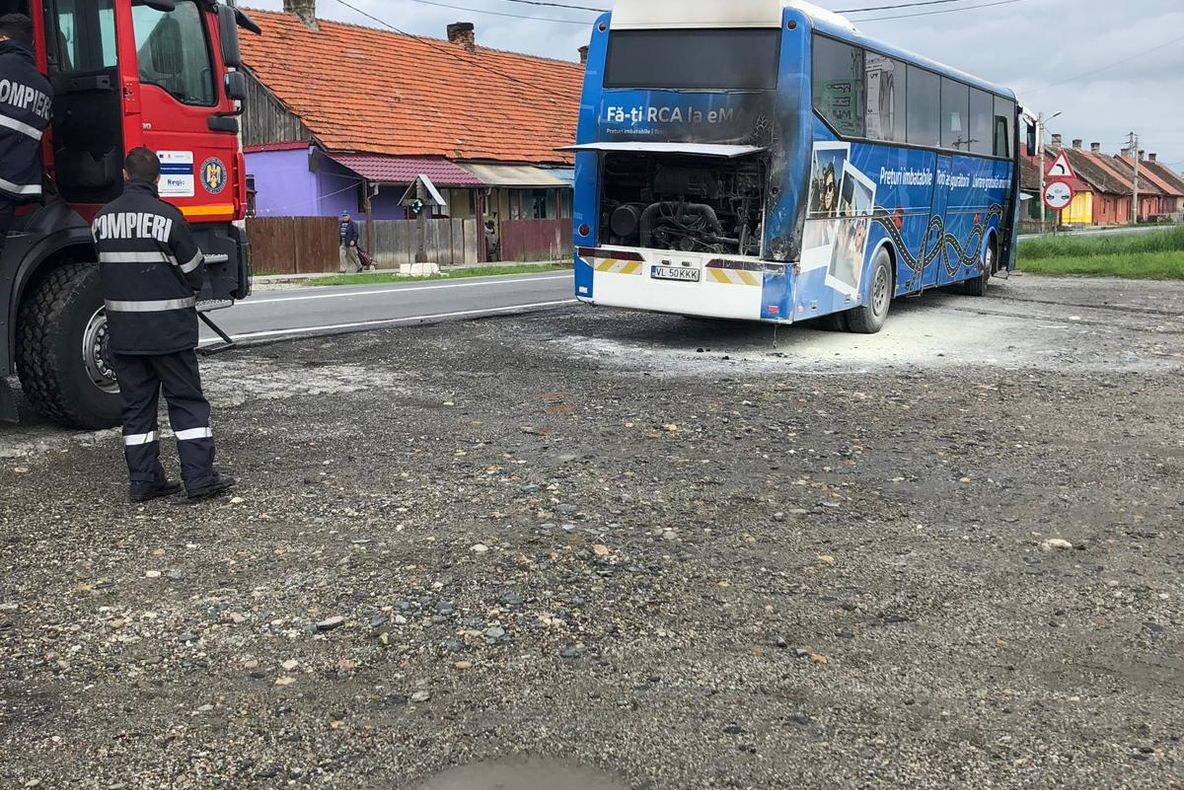 Incendiu la compartimentul motor al unui autocar, pe DN7