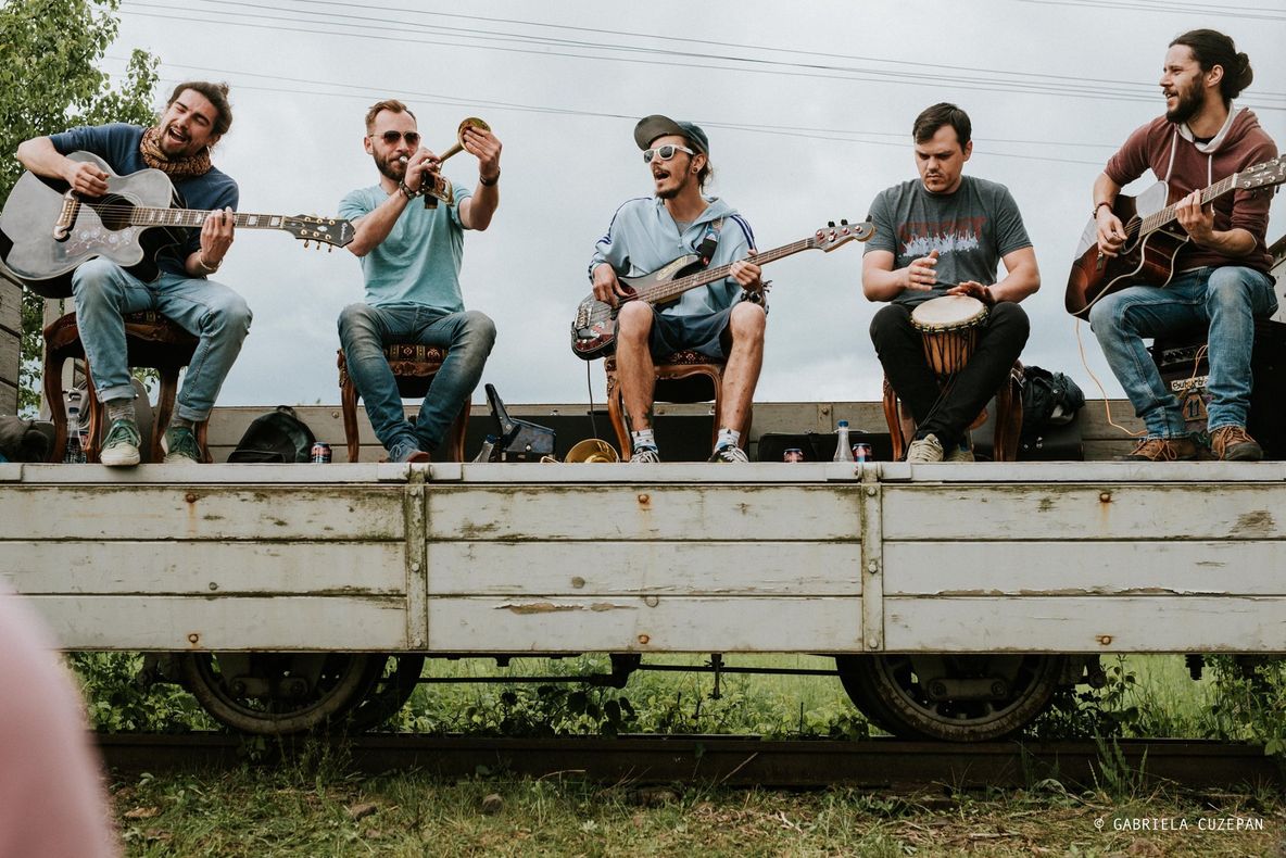 Medici, poeți și muzicieni aleargă pentru "Teatrul din cartier", la Maratonul Internațional Sibiu