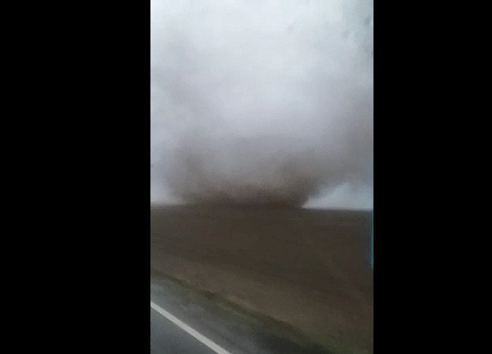 Video: Imagini surprinse de călătorii din autobuzul răsturnat de tornadă