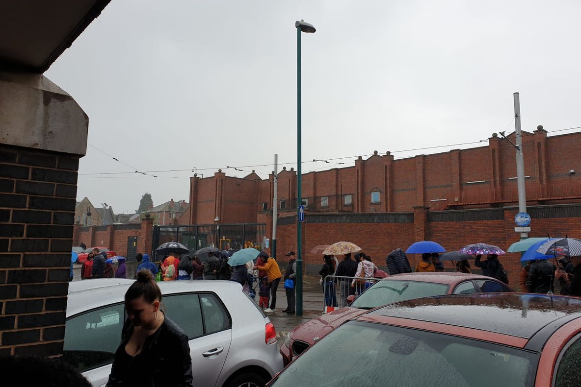 VIDEO: Sibienii din Anglia stau la rând să voteze într-o ploaie toriențială. Scandează „România, România”