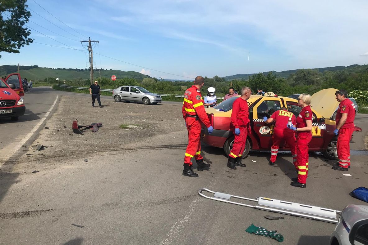 FOTO: Două victime în urma unui accident produs de un taximetrist