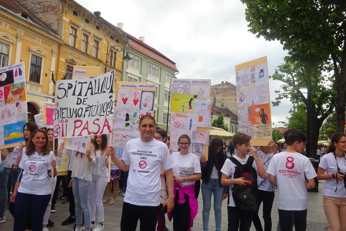 Sute de oameni la Marșul Anti-Fumat, organizat în centrul Sibiului
