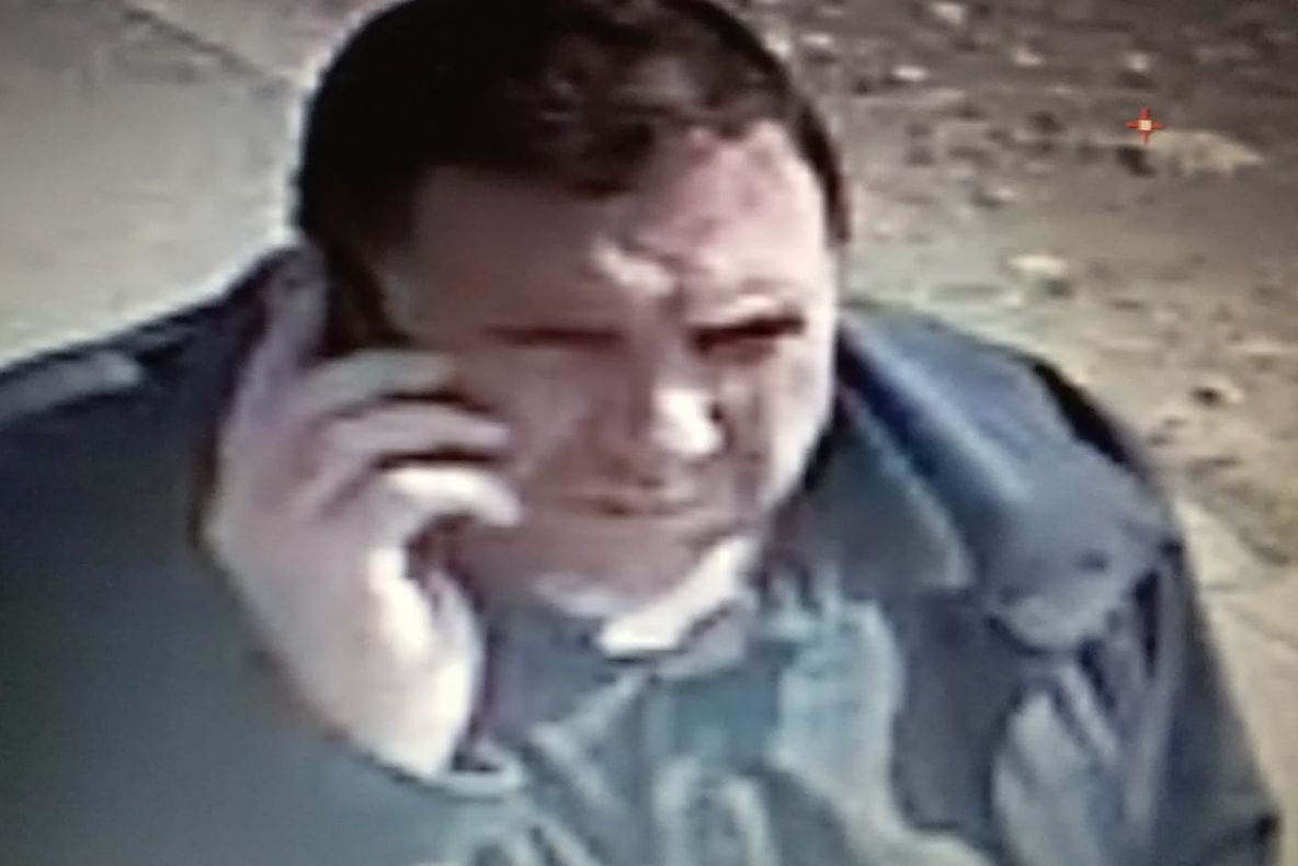 Polițiștii cer ajutor pentru identificarea unui bărbat care a sustras banii uitați de o sibiancă într-un ATM