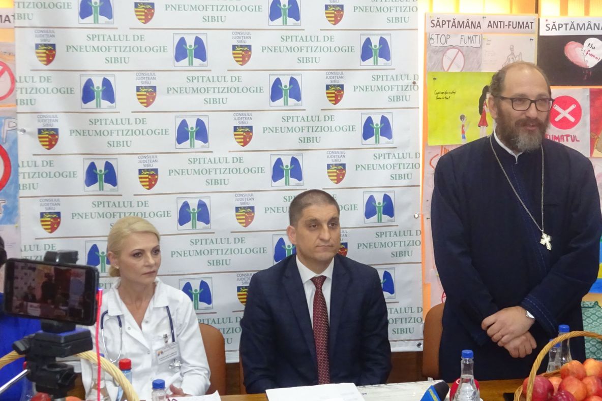 "Săptămâna Anti - Fumat", la Spitalul de Pneumoftiziologie Sibiu. Părintele Necula: "Nu pot doar să mă rog, trebuie să și întind o mână”