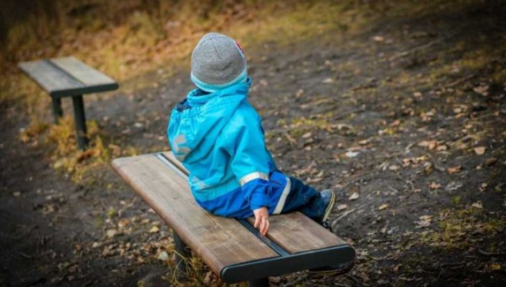 Doi elevi au fugit din curtea școlii. Au fost găsiți de polițiști după cinci ore, într-un autobuz