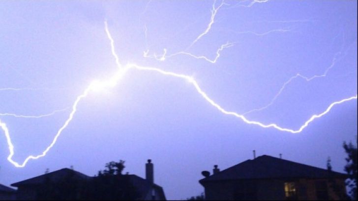 Ploi și descărcări electrice în următoarele ore