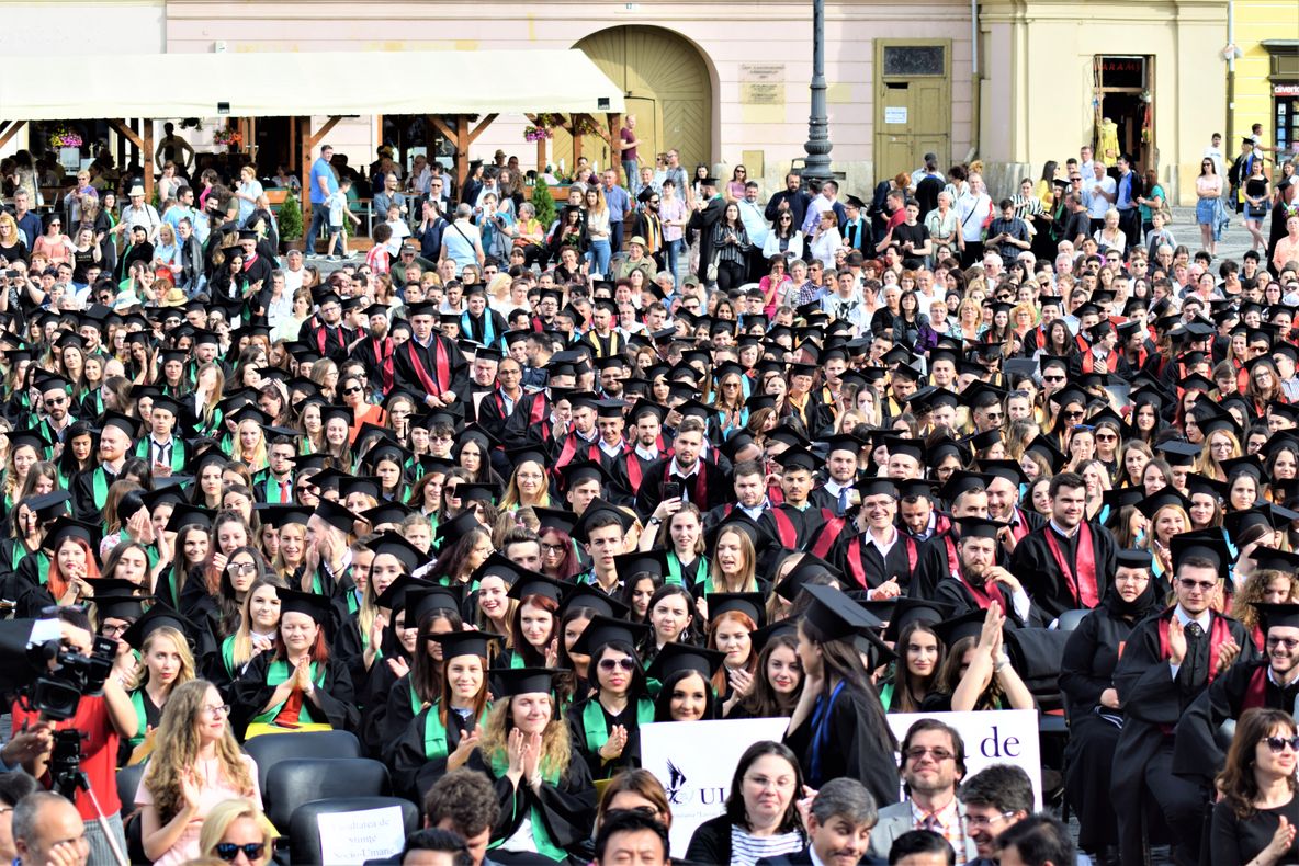 Studenții ULBS și AFT cântă împreună, în  centrul orașului, "Gaudeamus, Igitur!"