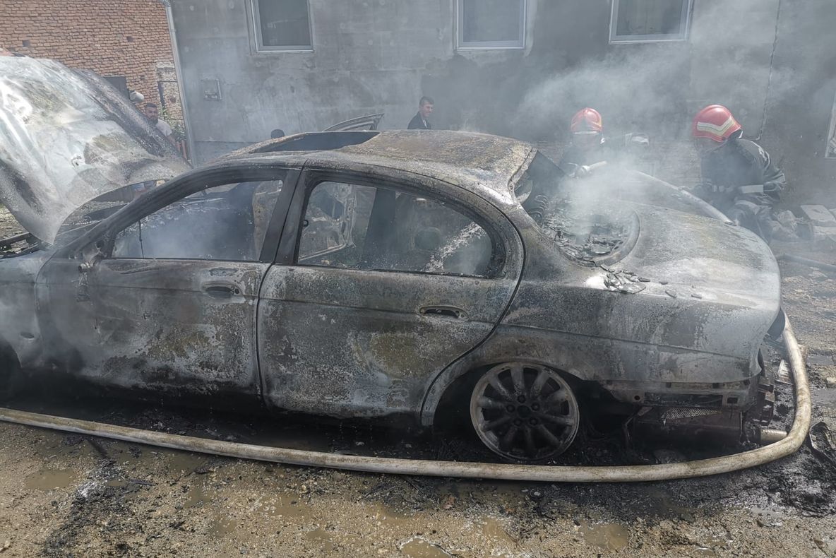 Incendiu la o mașină parcată, în Ludoș