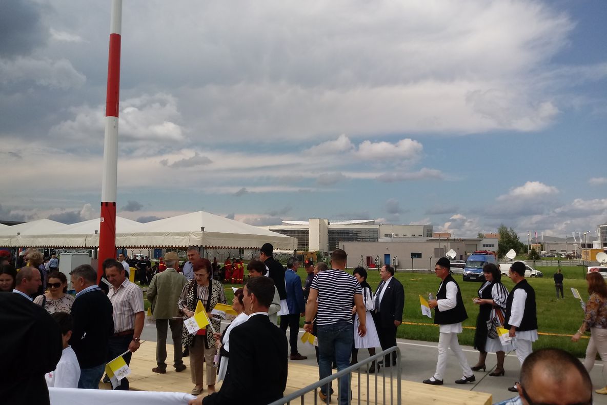 Sute de sibieni în costume populare îl așteaptă pe Papa Francisc la Aeroport