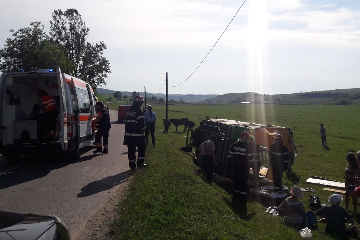 VIDEO | Nouă francezi, răniți, după ce s-au răsturnat cu șareta, în Boian. Cinci au ajuns la spital