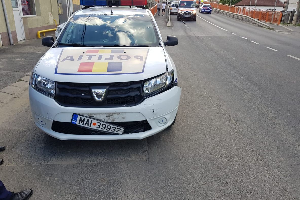 UPDATE | Șoferul care a intrat în mașina Poliției a murit la spital
