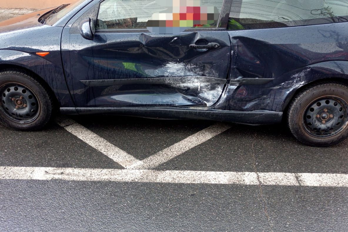 Neatenția unei șoferițe a băgat în spital un bărbat de 54 de ani