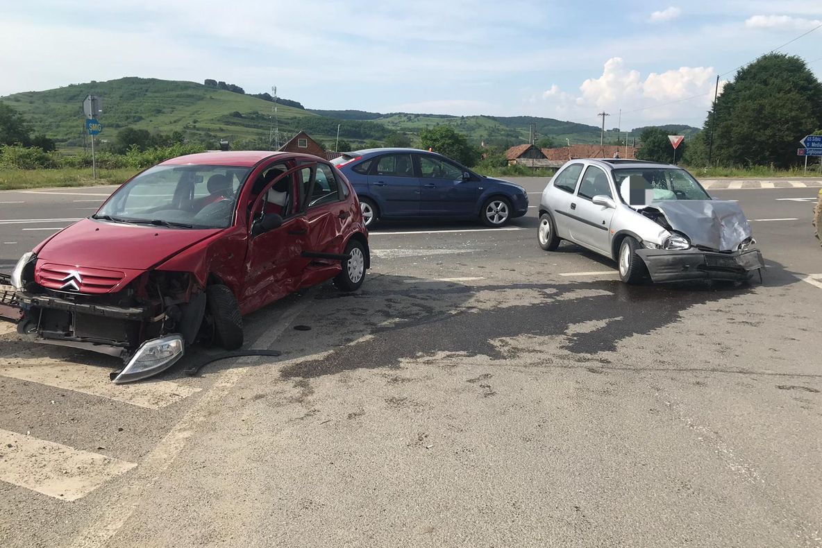 Două persoane au ajuns la spital în urma unui accident rutier la Ațel