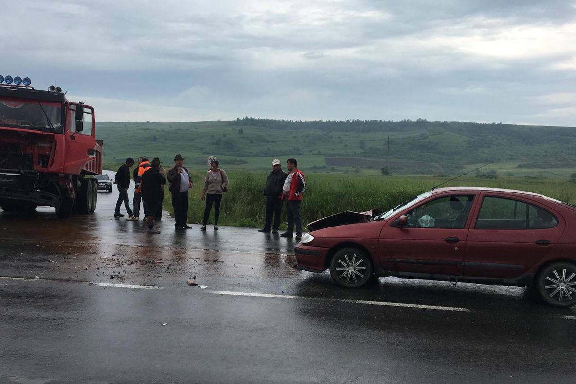Doi copii de două luni, respectiv doi ani au ajuns la spital în urma unui accident rutier