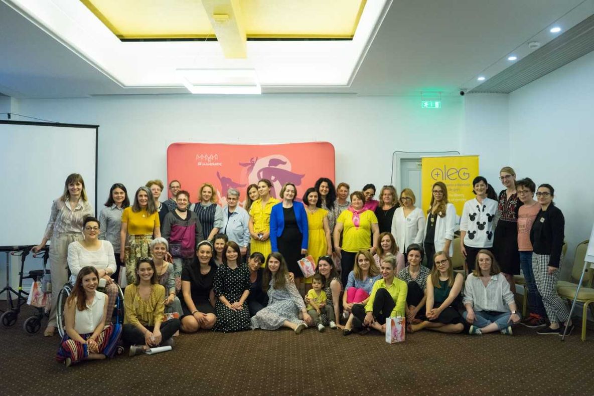 Învingătoarele violenței ajută și alte femei să reușească