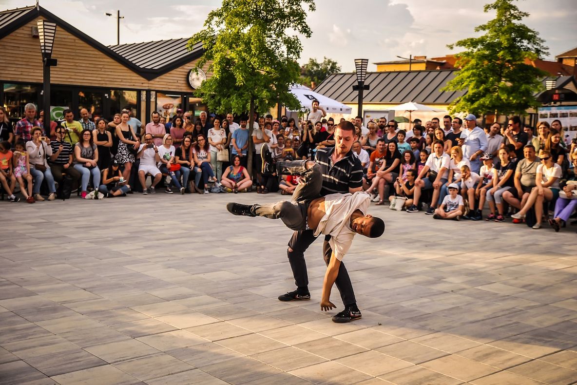 FITS, ziua a treia. "Teatru fără animale", spectacole stradale și concert live Adam Naas