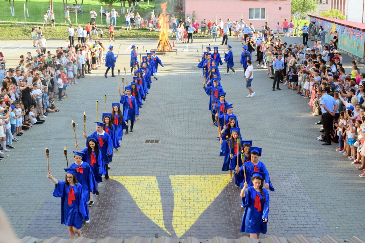 Elevii de clasa a VIII-a de la Liceul "Nicolae Teclu" din Copșa Mică s-au retras cu torțe din ciclul gimnazial