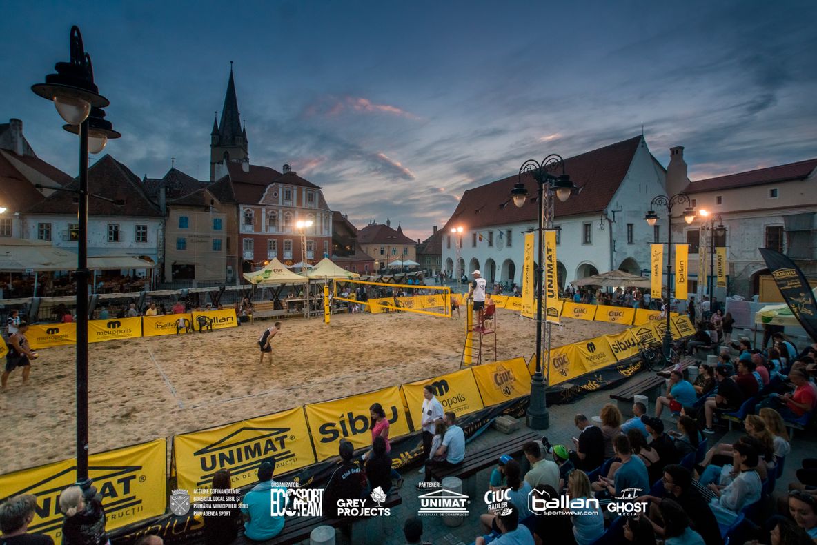 Piața Mică se transformă în teren de volei pe nisip