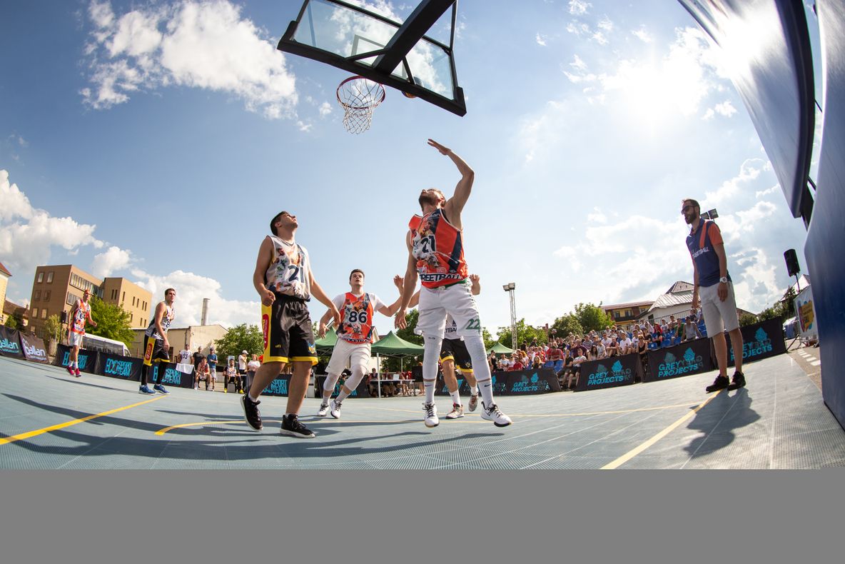 S-a încheiat Sibiu Streetball 2019. Peste 60 de echipe de sportivi amatori și profesioniști au făcut spectacol în parcarea Sălii "Transilvania"