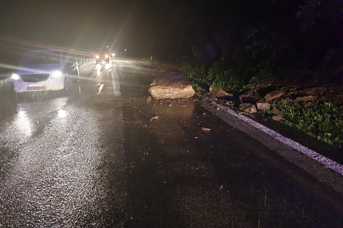 UPDATE | Cad pietre pe Valea Oltului. Sensul Sibiu - Vâlcea, deblocat