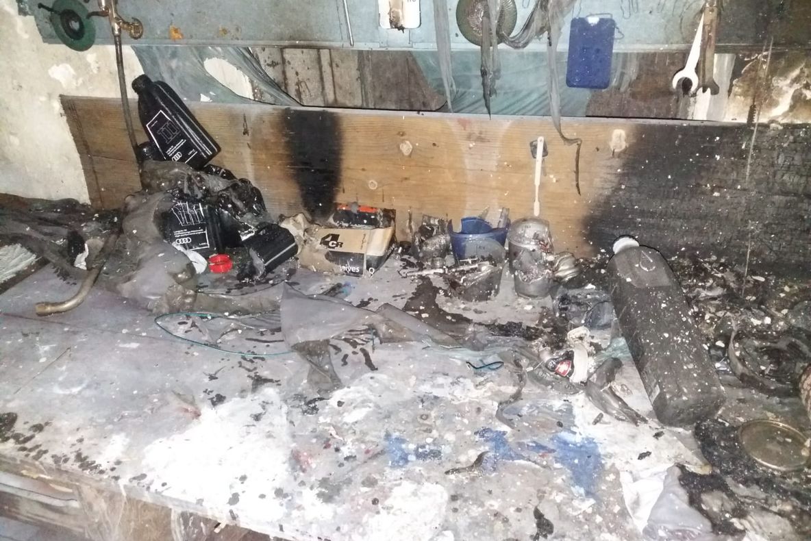 Un atelier mecanic din Laslea, în flăcări