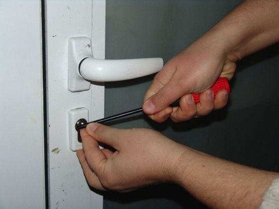 Doi bărbați din Cluj și Hunedoara, reținuți, după ce au furat mai multe scule dintr-o casă din Veștem