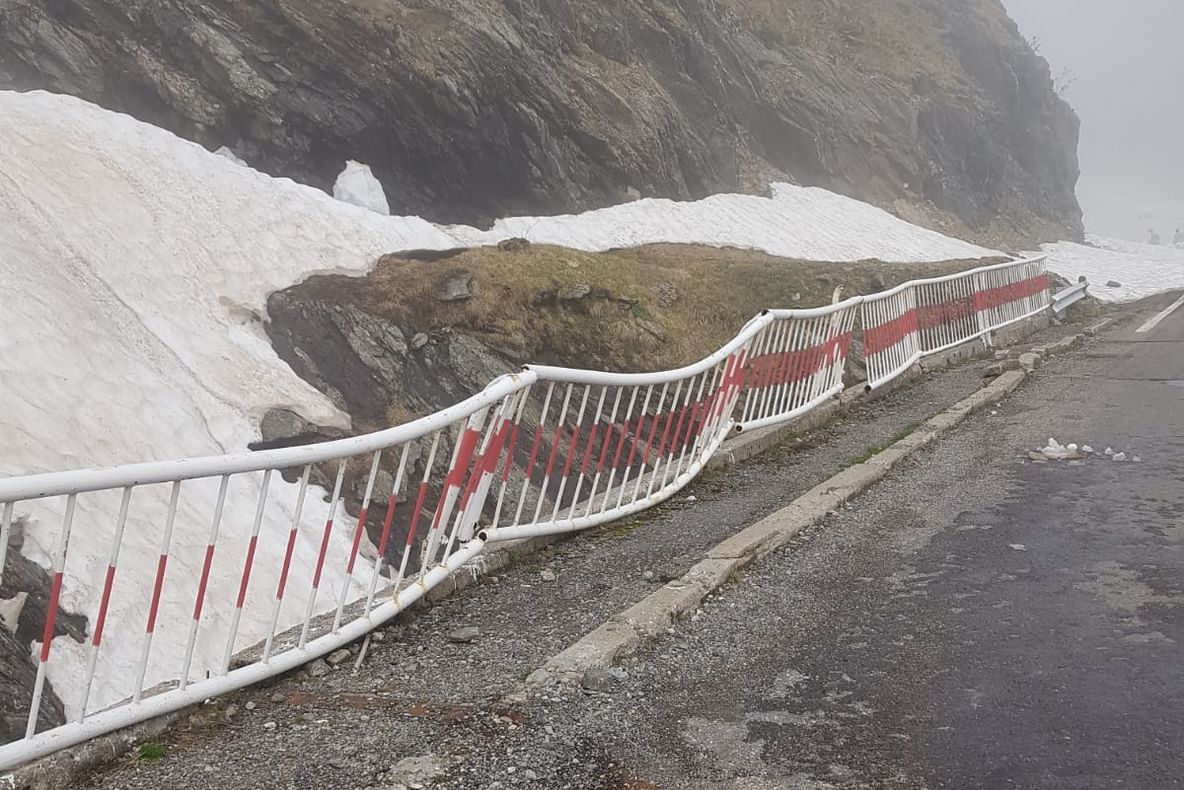 VIDEO | Lucrările de degajare a zăpezii de pe Transfăgărășan continuă. Drumul, deschis în 1 iulie