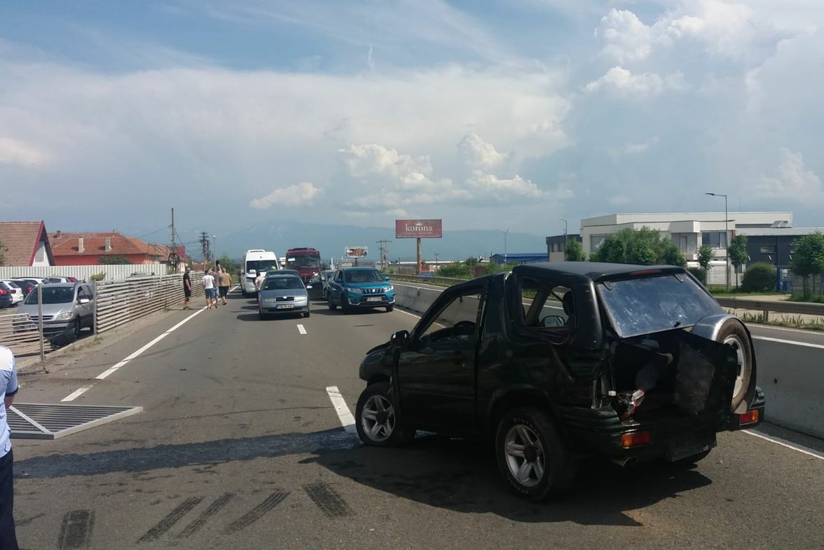 Accident pe DN1, la intrare în Sibiu, provocat de un șofer băut. Două persoane au ajuns la spital, traficul e blocat