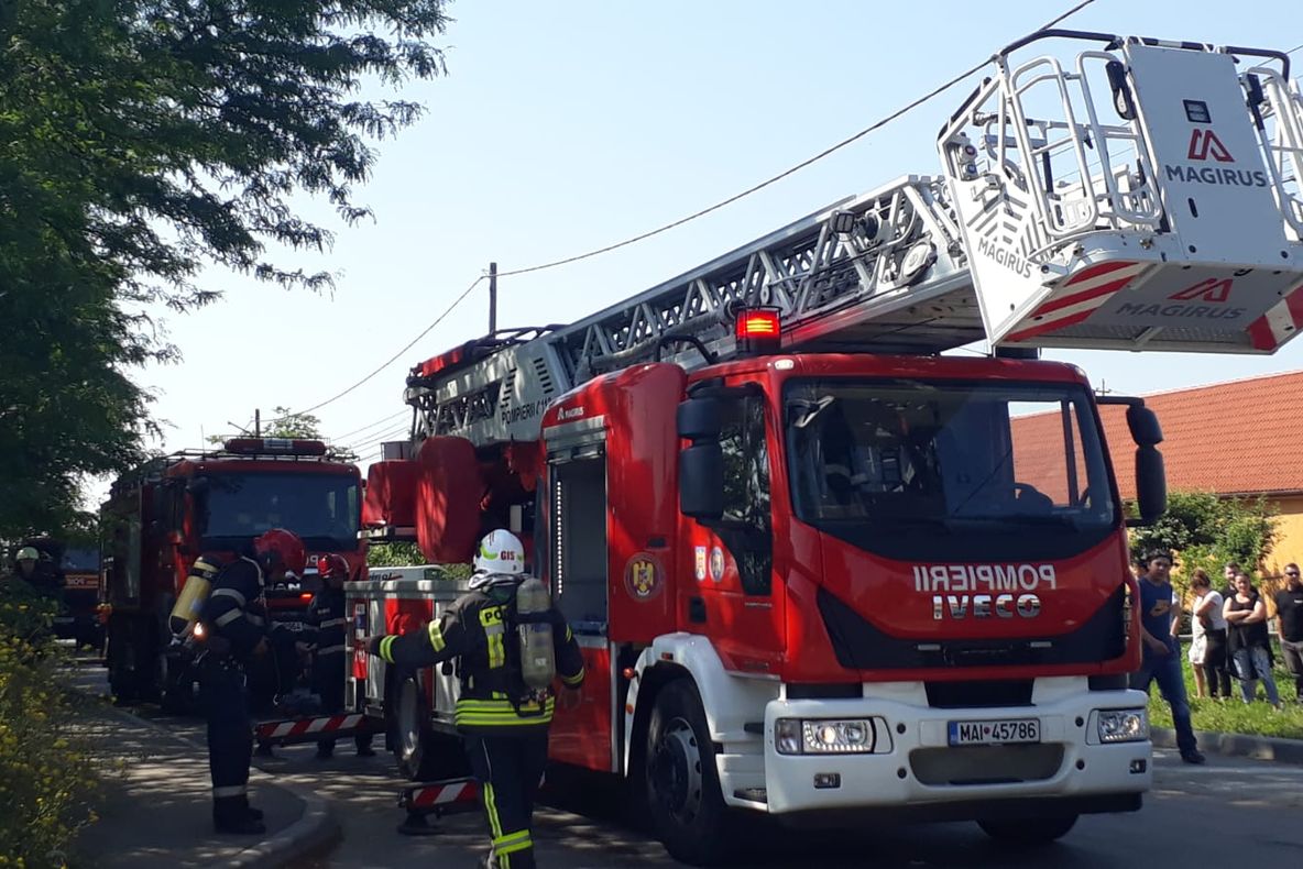 Peste 30 de pompieri și șapte autospeciale, la un incendiu de pe Drumul Ocnei. Exercițiu ISU la un operator economic