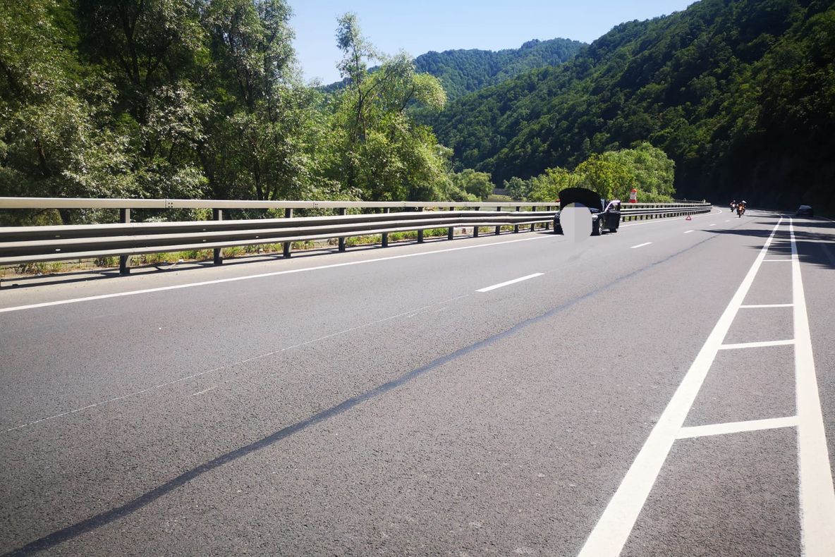 Motociclist ajuns la spital după ce a lovit o mașină și a fost acroșat de alta