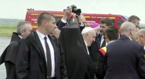 Papa Francisc a plecat din Sibiu spre Câmpia Libertății cu mașina