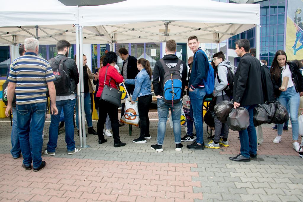 Peste 800 de sibieni au schimbat plasticul cu SibCoin și răsaduri