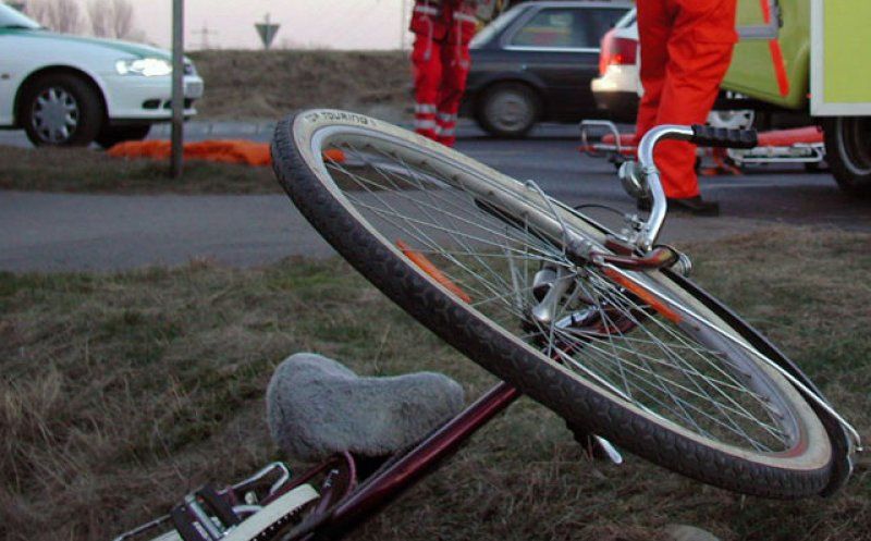 Biciclist la spital, după ce a fost acroșat de o mașină