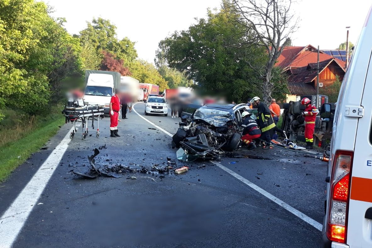 Accident pe Valea Oltului. Soț și soție, morți în urma impactului cu un TIR
