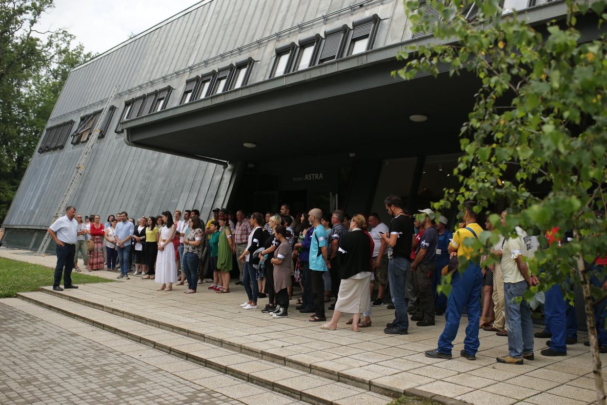 Protest spontan la CNM ASTRA. Angajații au purtat banderole albe