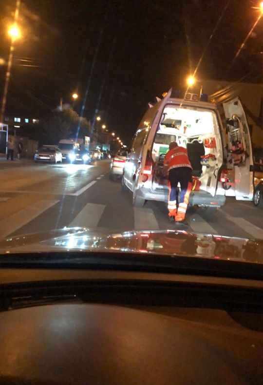 Tânără care traversa regulamentar strada, lovită de o mașină, pe Semaforului