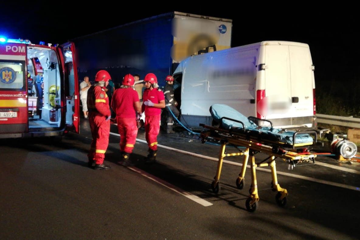 Un microbuz a intrat într-un TIR, pe A1, la Apoldu de Jos. Doi bărbaţi răniţi