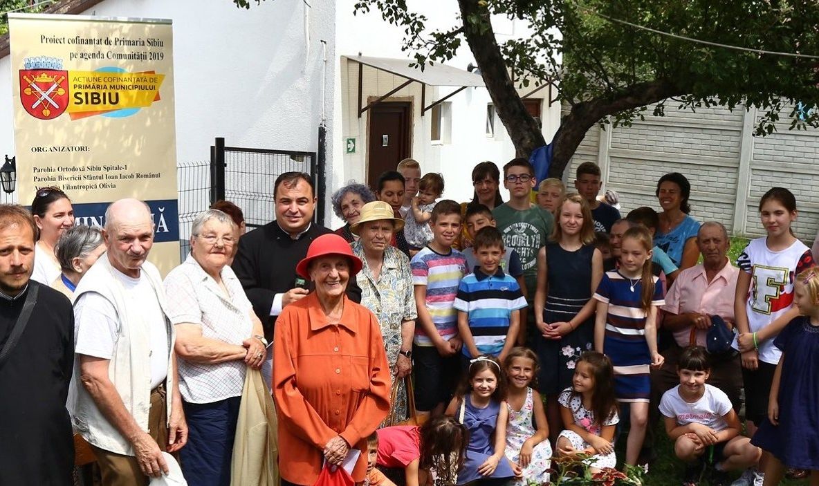 Tinerii oferă în dar "Lumină lină" vârstnicilor