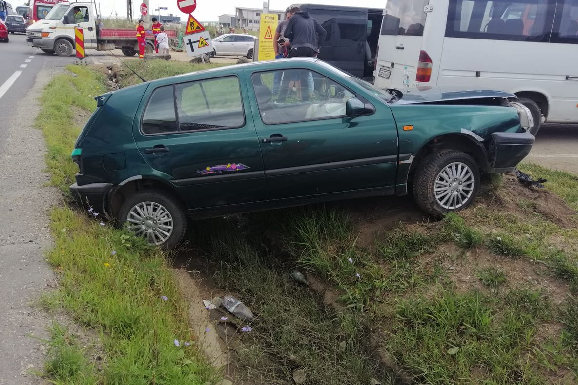 Patru persoane implicate într-un accident rutier pe Drumul Ocnei