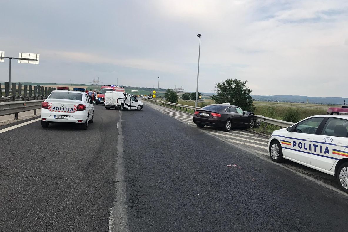 Foto/ Un accident produs pe A1 a blocat traficul mai bine de două ore