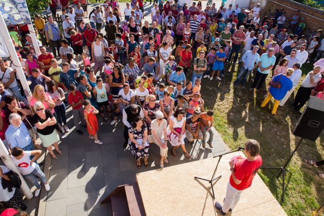 Peste 1.000 de participanți la Festivalul „Dansul Corbilor” din Hosman