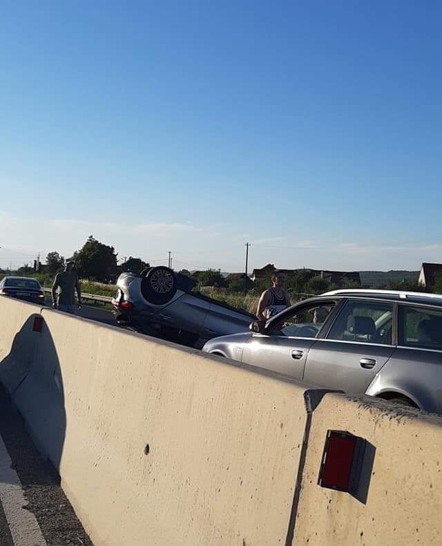 UPDATE| O mașină s-a răsturnat pe Valea Oltului. Sensul Vâlcea-Sibiu, deblocat