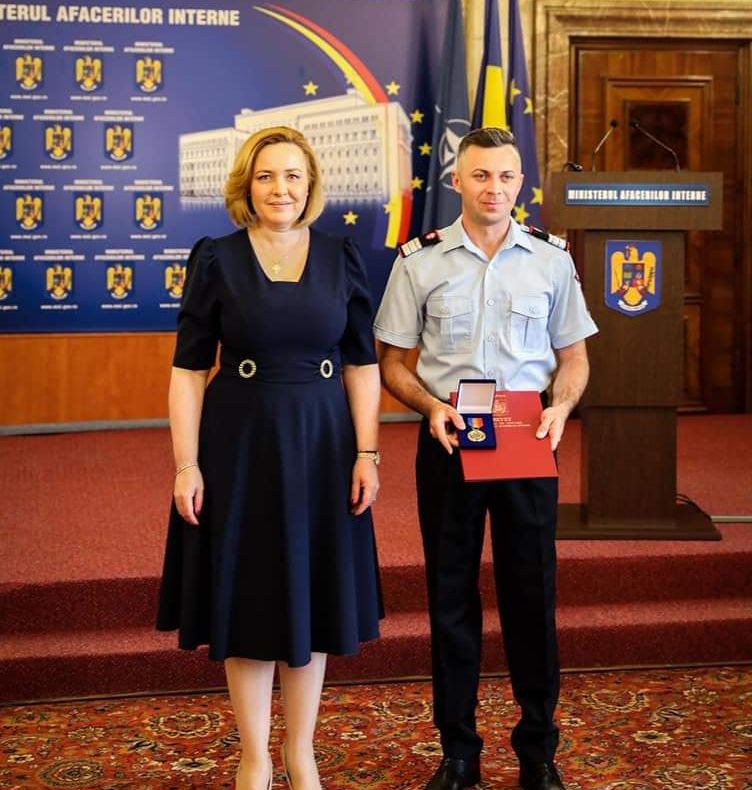 Pompier premiat după o postare pe facebook