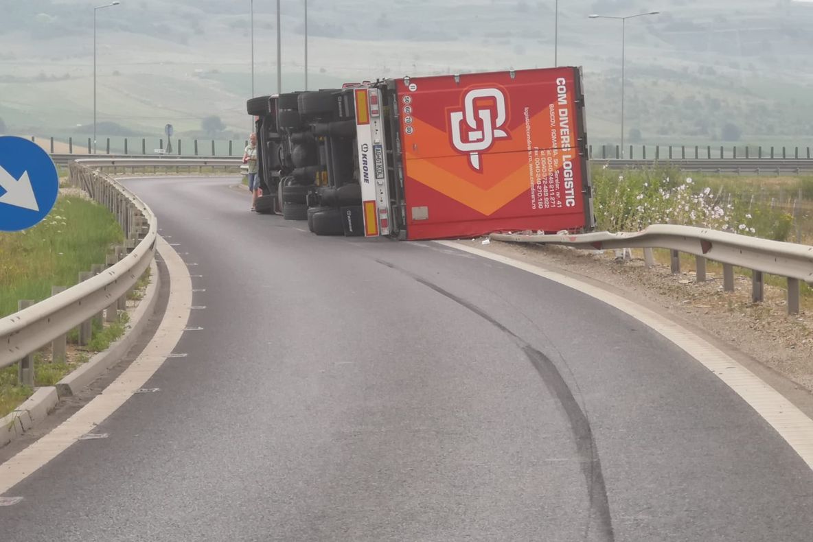 Un TIR cu frigidere s-a răsturnat pe A1. Trafic blocat pentru autovehicule mari