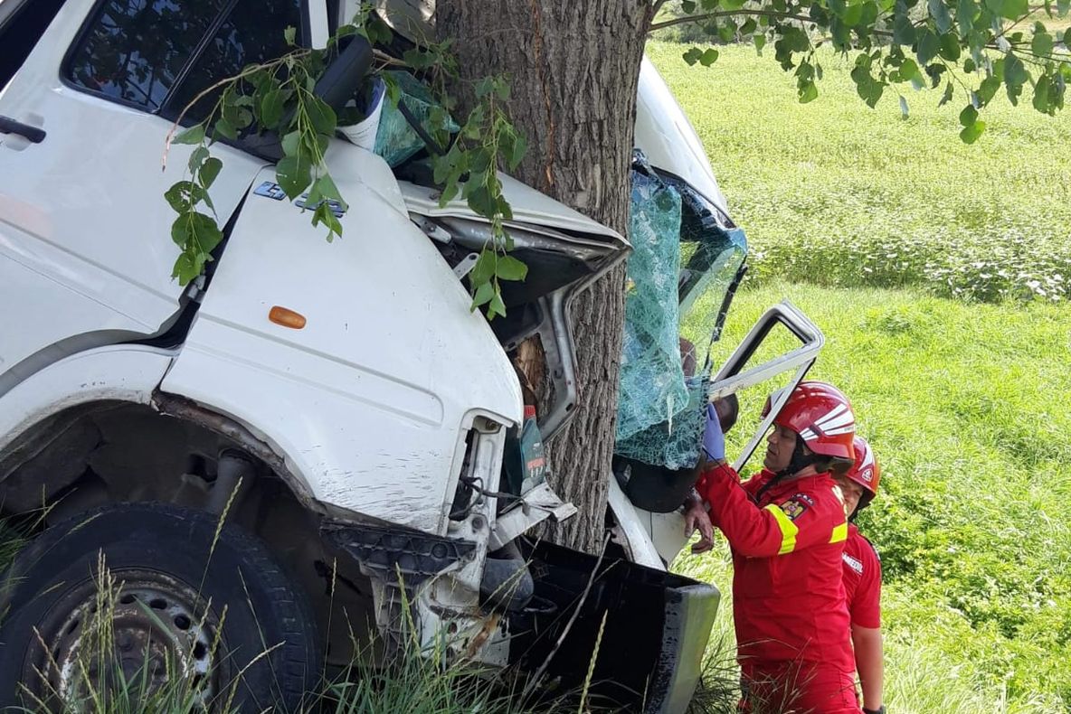 O tânără de 19 ani s-a răsturnat cu mașina la Păltiniș. Trafic blocat total.