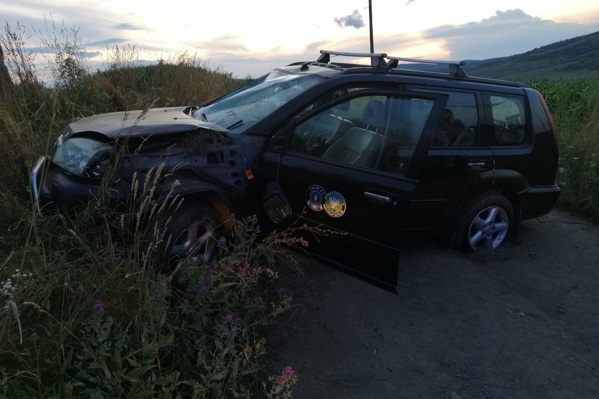 Trei persoane, printre care și două fetițe de trei ani, au ajuns la spital în urma unui accident