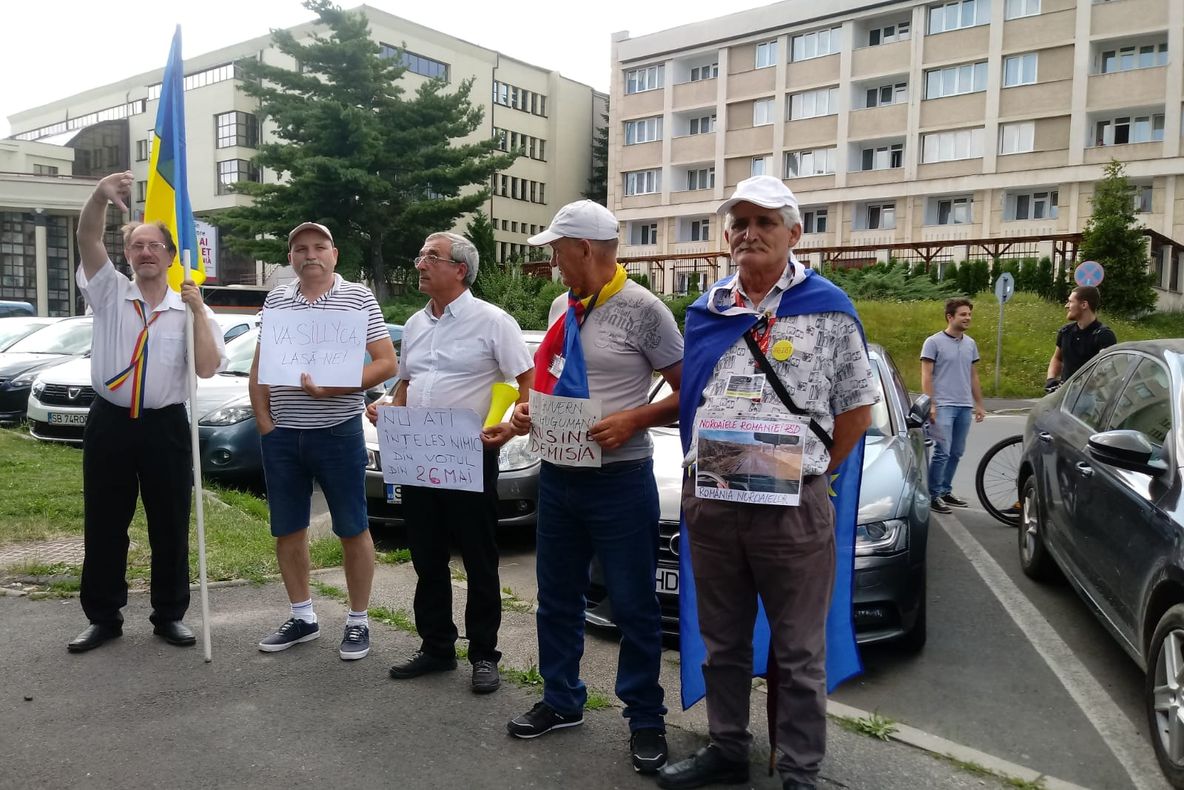 Aproximativ 20 de protestatari au așteptat-o la Sibiu pe Dăncilă: "Rușine!". Prim-ministrul i-a ocolit