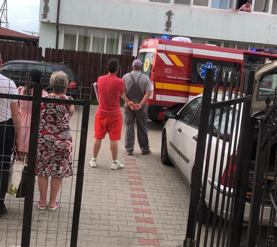 O minoră de 14 ani a căzut de la etajul trei în Cartierul Arhitecților