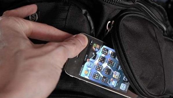 Un tânăr a fost prins de polițiști după ce a furat un telefon mobil