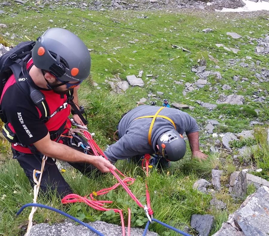 Un bărbat și nepotul său salvați de salvamontiști după ce au rămas blocați pe stânci